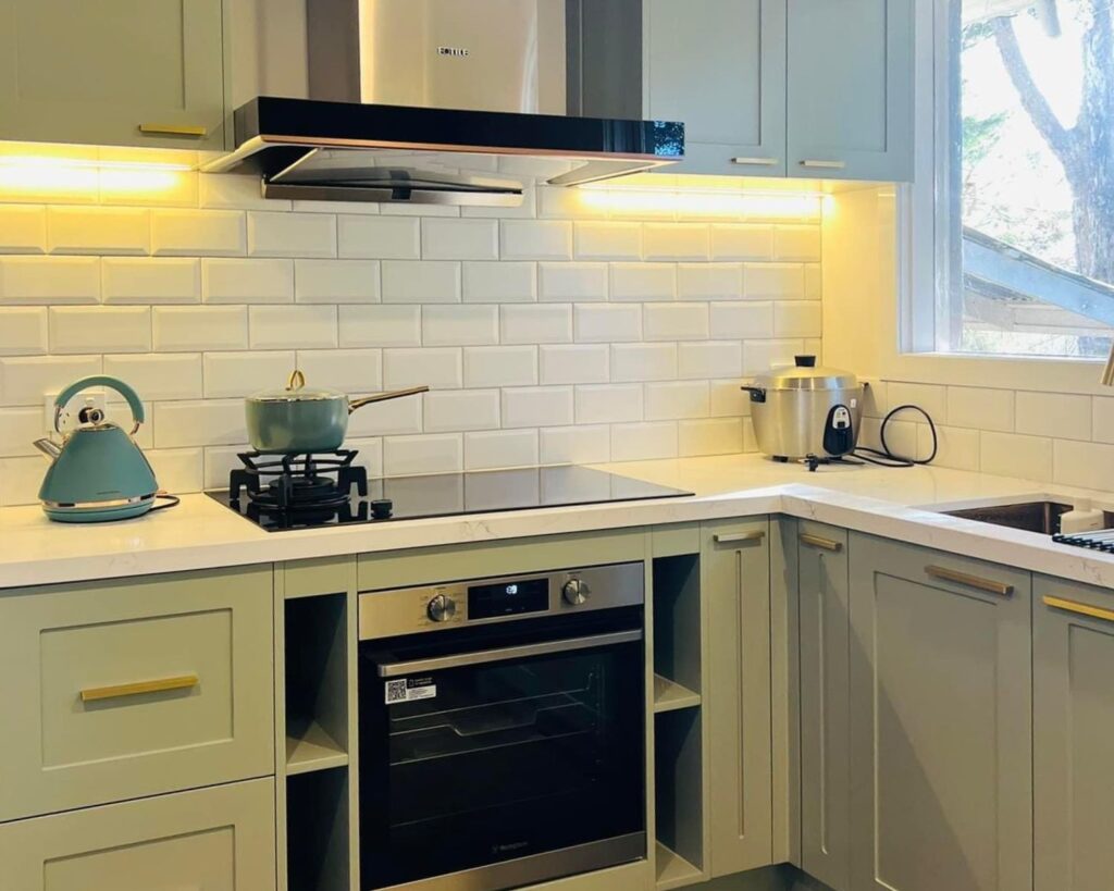 kitchen range with hood - renovation builders melbourne